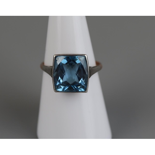 186 - Gold & silver set faceted 1930's blue topaz ring - Size N½