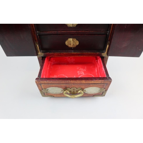 135 - Chinese jewellery box with Jade panels - Approx. H: 24cm