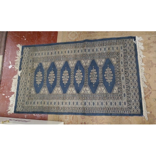 446 - Blue rug - Approx. 155cm x 91cm