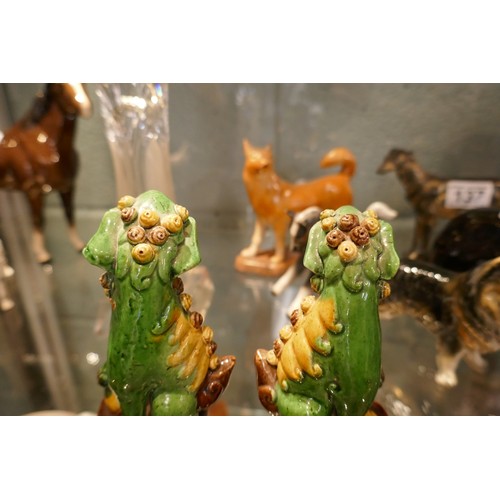 133 - Pair of ceramic dog of foo figures - Approx. H: 15cm