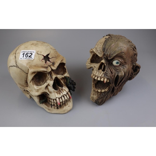 162 - 2 resin skulls, 1 with rose in teeth - Approx. H: 15cm