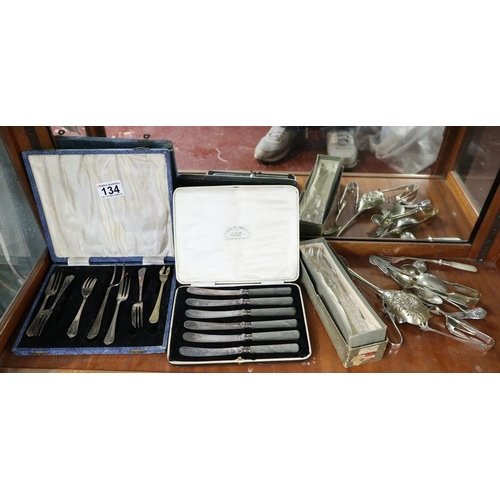 134 - Collection of cased and loose cutlery