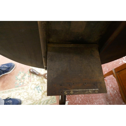 382 - Fine 18th century mahogany tripod table on splayed legs