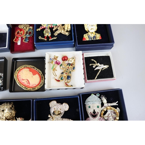 65 - Large collection of brooches