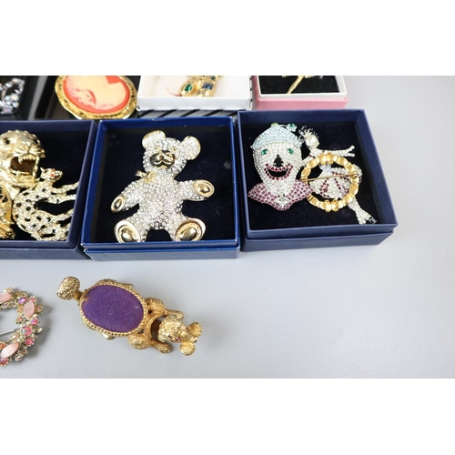 65 - Large collection of brooches