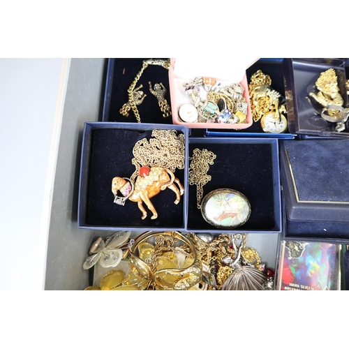 67 - Collection of costume jewellery