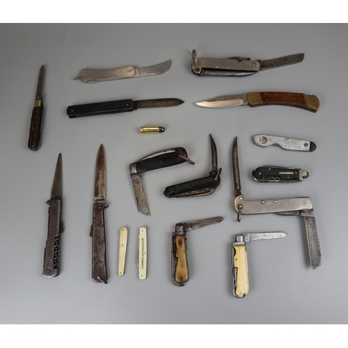 101 - Collection of pocket knives