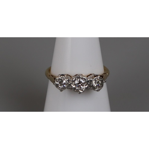 19 - 18ct gold 3 stone diamond ring - Size O½