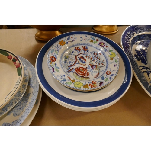 224 - Collection of ceramics to include blue & white plates