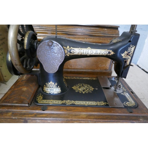 313 - Singer sewing machine