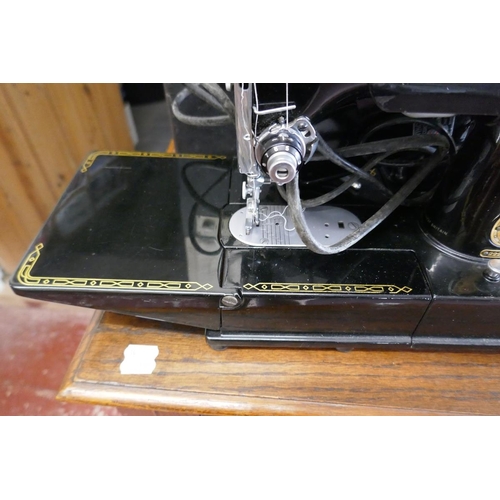 314 - Compact electric Singer sewing machine model 222K in working order