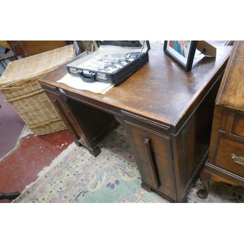 326 - Oak Arts & Crafts desk - Approx W: 115cm D: 69cm H: 77cm