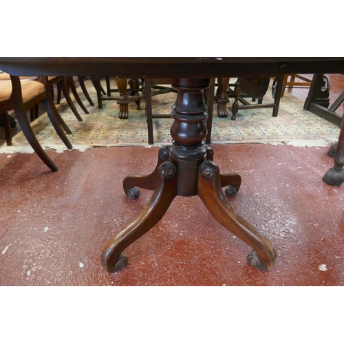 379 - Late 18thC tilt top loo table