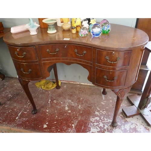 393 - Kidney shaped writing desk - Approx W: 101cm D: 52cm H: 77cm