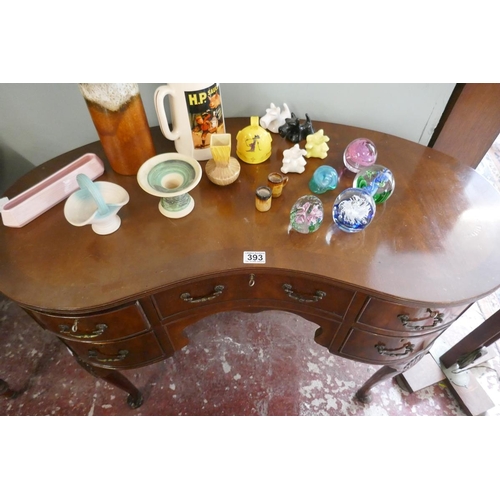 393 - Kidney shaped writing desk - Approx W: 101cm D: 52cm H: 77cm