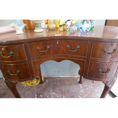 393 - Kidney shaped writing desk - Approx W: 101cm D: 52cm H: 77cm