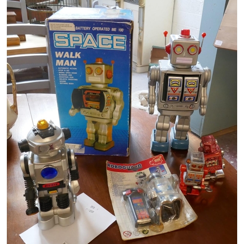 421 - Collection of vintage toy robots