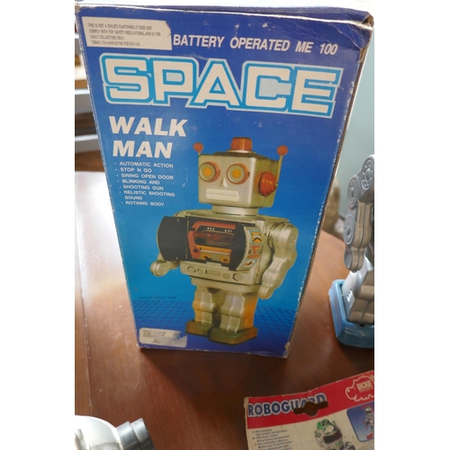 421 - Collection of vintage toy robots