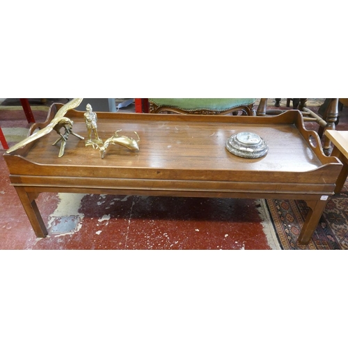 430 - Butlers tray coffee table - Approx L: 124cm W: 51cm H: 42cm