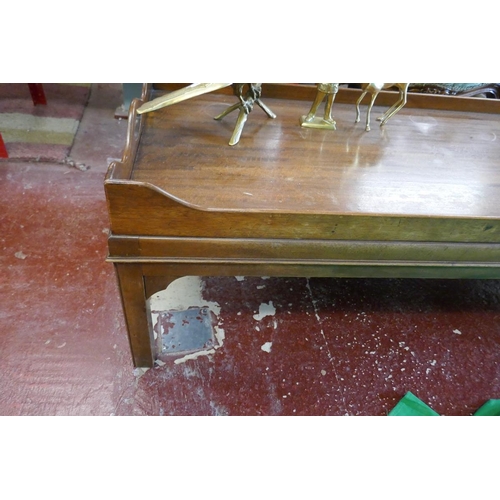 430 - Butlers tray coffee table - Approx L: 124cm W: 51cm H: 42cm