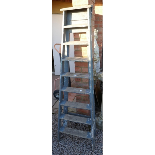 453 - Vintage wooded step ladder - Approx height 90cm