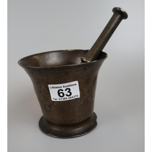 63 - 17thC bronze mortar with pestle