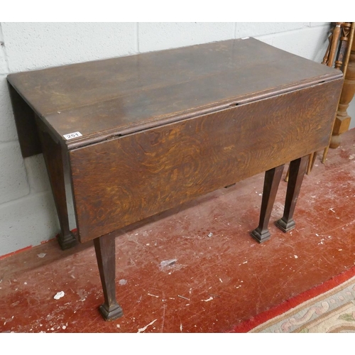 251 - Antique oak gate leg table