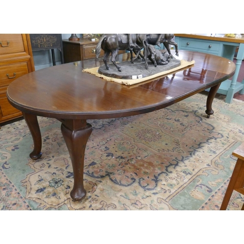 268 - Antique mahogany wind-out dining table - Approx size L: 235cm W: 121cm H: 72cm