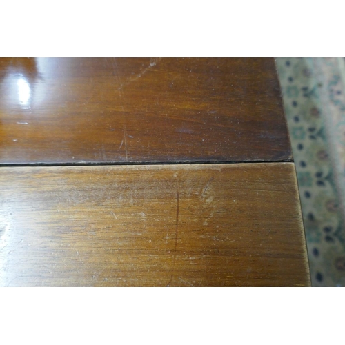 268 - Antique mahogany wind-out dining table - Approx size L: 235cm W: 121cm H: 72cm