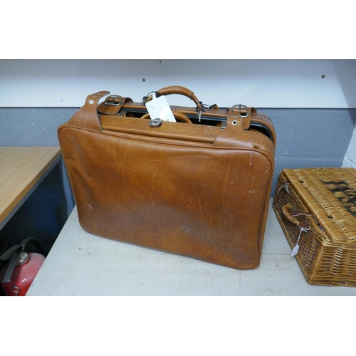 298 - Set of 3 leather graduated suitcases