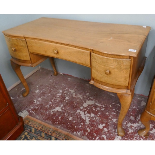 369 - Walnut pad foot dressing table - Approx size W: 108cm D: 54cm H: 72cm