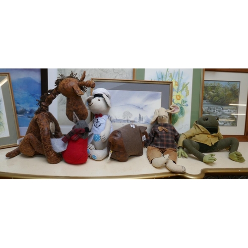 400 - Collection of animal themed doorstops etc