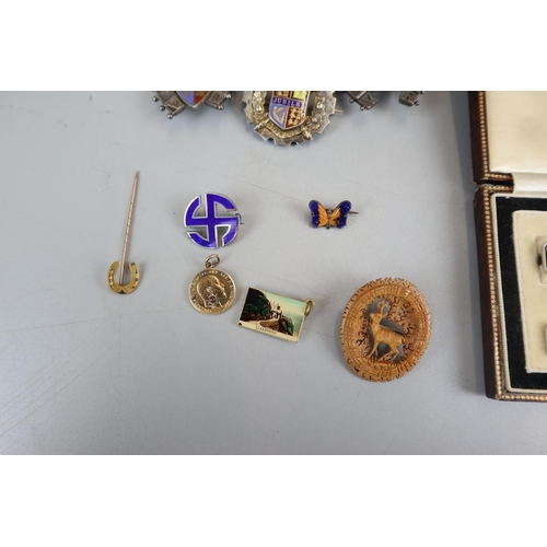 66 - Collection of jewellery to include 3 silver Jubilee badges