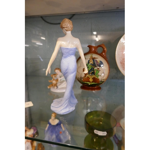 109 - 2 Royal Doulton figures to include Diana Princess of Wales and a Lladro figure