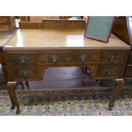 401 - Walnut dressing table with cabriole legs - Approx size: W: 112cm D: 56cm H: 89cm