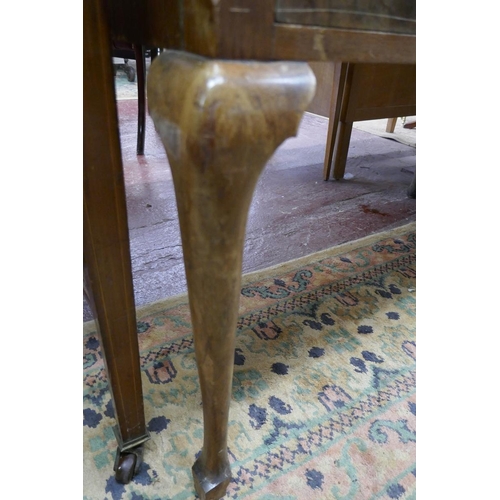 401 - Walnut dressing table with cabriole legs - Approx size: W: 112cm D: 56cm H: 89cm