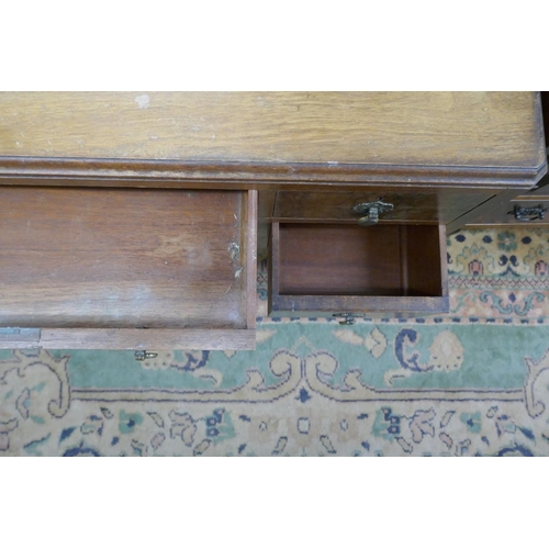 401 - Walnut dressing table with cabriole legs - Approx size: W: 112cm D: 56cm H: 89cm