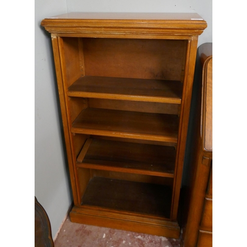 427 - Small oak open bookcase - Approx size: W: 59cm D: 27cm H: 106cm