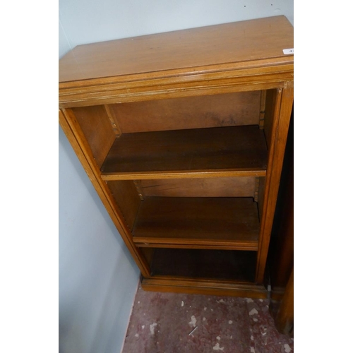 427 - Small oak open bookcase - Approx size: W: 59cm D: 27cm H: 106cm