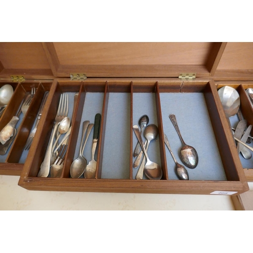 468 - 3 cutlery cases and a collection of flatware