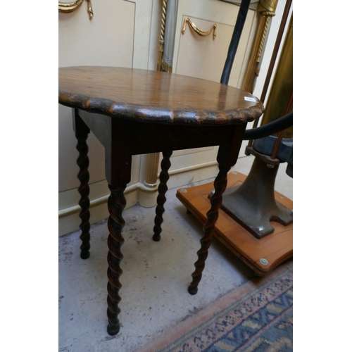 471 - 2 oak occasional tables