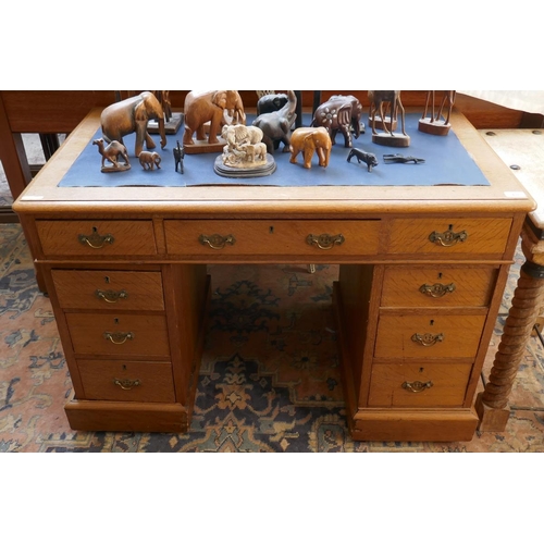 476 - Edwardian oak pedestal desk - Approx size: W: 107cm D: 61cm H: 74cm