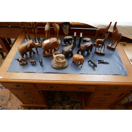 476 - Edwardian oak pedestal desk - Approx size: W: 107cm D: 61cm H: 74cm