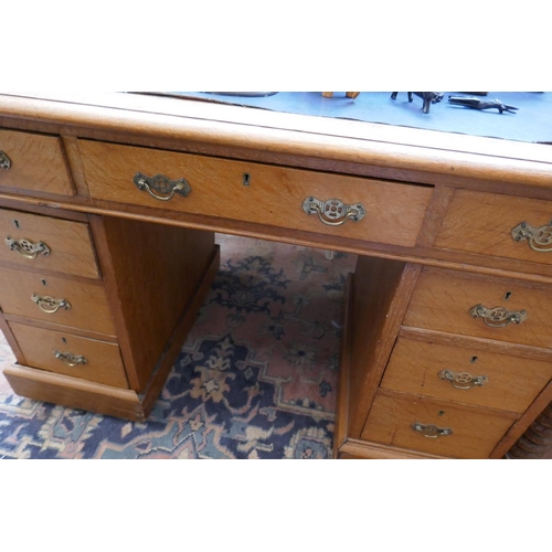 476 - Edwardian oak pedestal desk - Approx size: W: 107cm D: 61cm H: 74cm