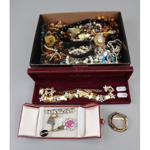 49 - Collection of jewellery to include silver