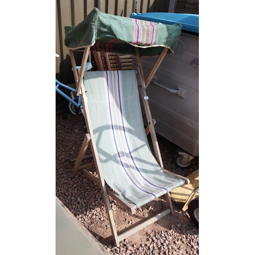 570 - Vintage deck chair with canopy