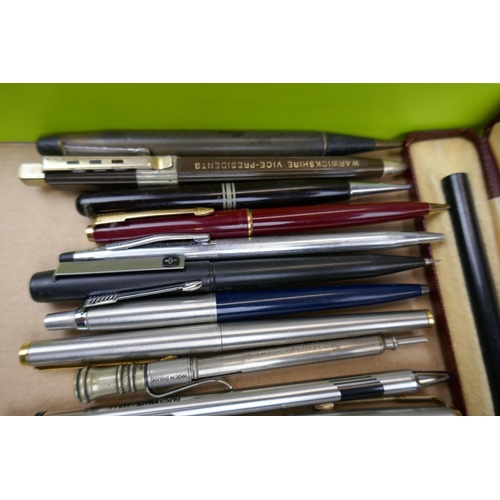 48 - Collection of vintage fountain pens & propelling pencils