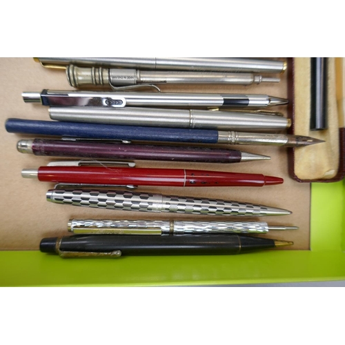 48 - Collection of vintage fountain pens & propelling pencils