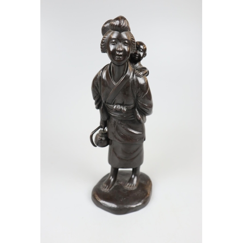 100 - Signed bronze statue of Chinese lady and child - Approx H: 29cm