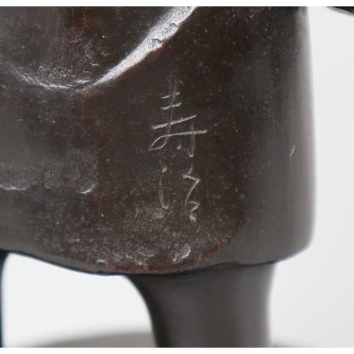 100 - Signed bronze statue of Chinese lady and child - Approx H: 29cm